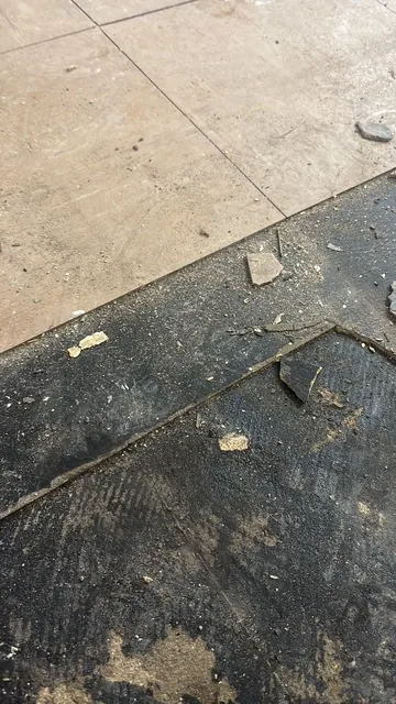 Black bitumen mastic floor removal in a E14 flat
